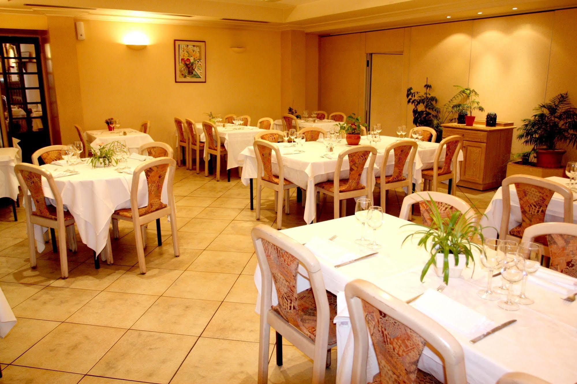Logis Hotel Restaurant Des Voyageurs Pont-de-Salars Екстер'єр фото