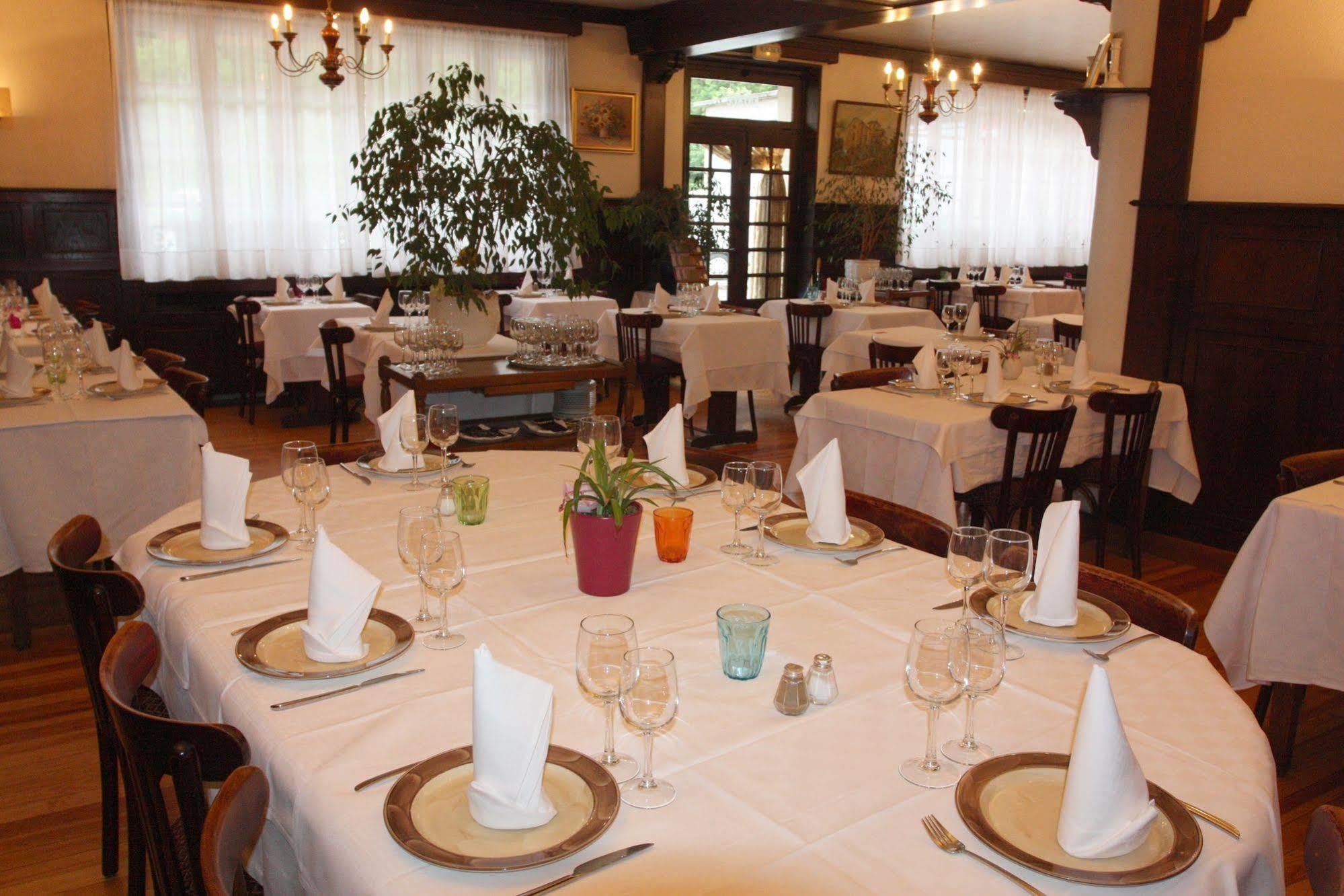 Logis Hotel Restaurant Des Voyageurs Pont-de-Salars Екстер'єр фото