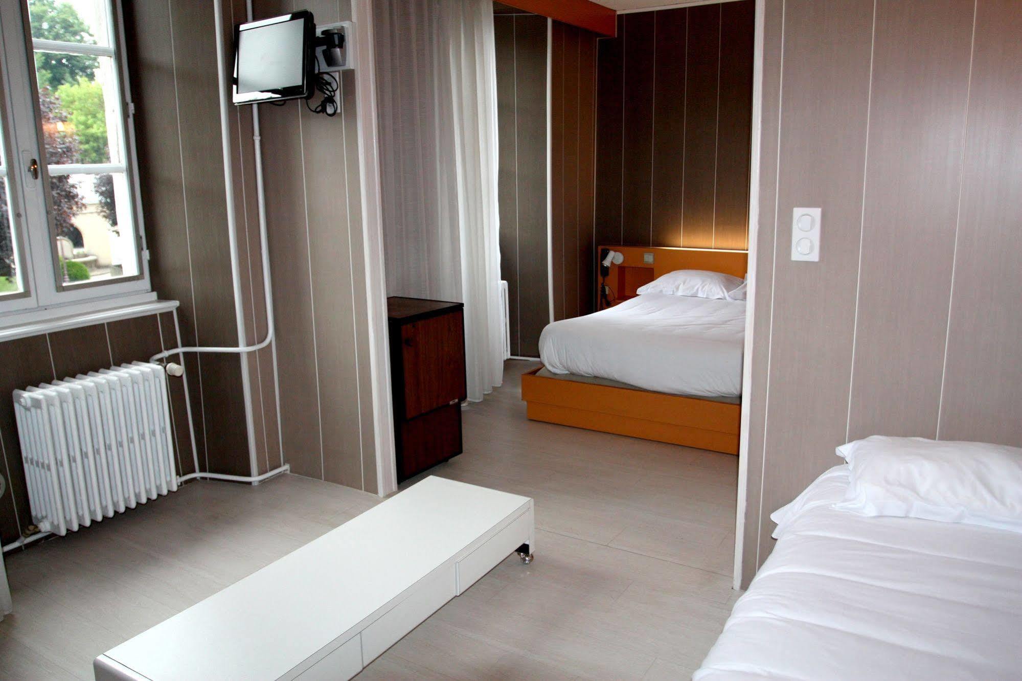 Logis Hotel Restaurant Des Voyageurs Pont-de-Salars Екстер'єр фото