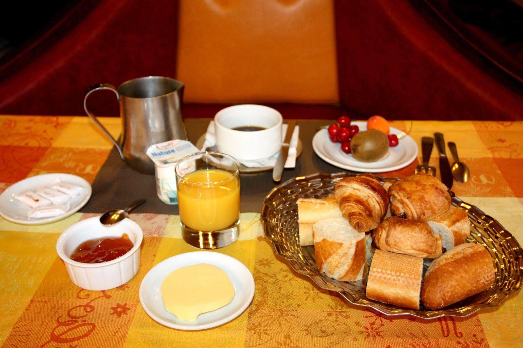 Logis Hotel Restaurant Des Voyageurs Pont-de-Salars Екстер'єр фото