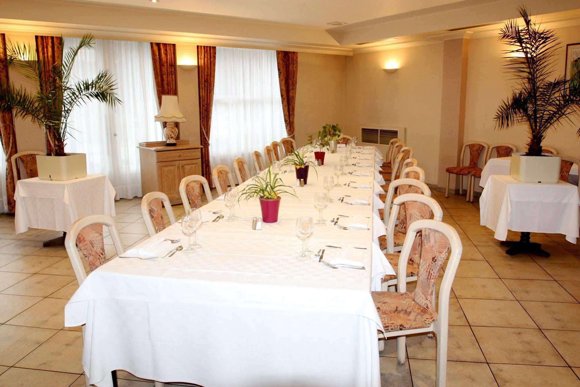 Logis Hotel Restaurant Des Voyageurs Pont-de-Salars Екстер'єр фото