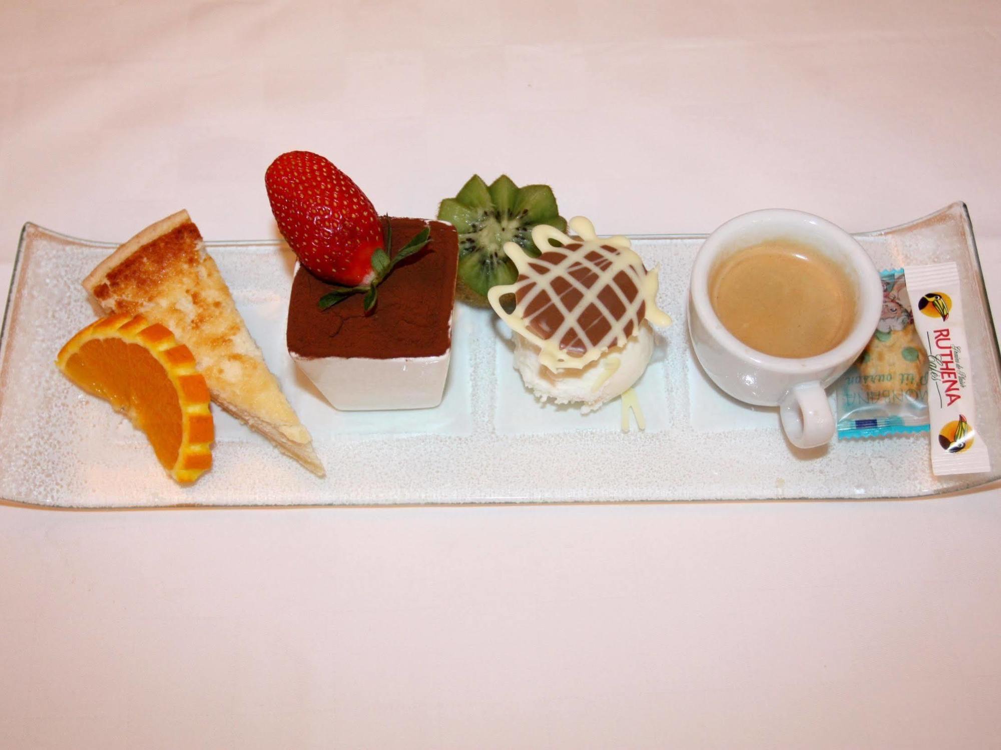Logis Hotel Restaurant Des Voyageurs Pont-de-Salars Екстер'єр фото