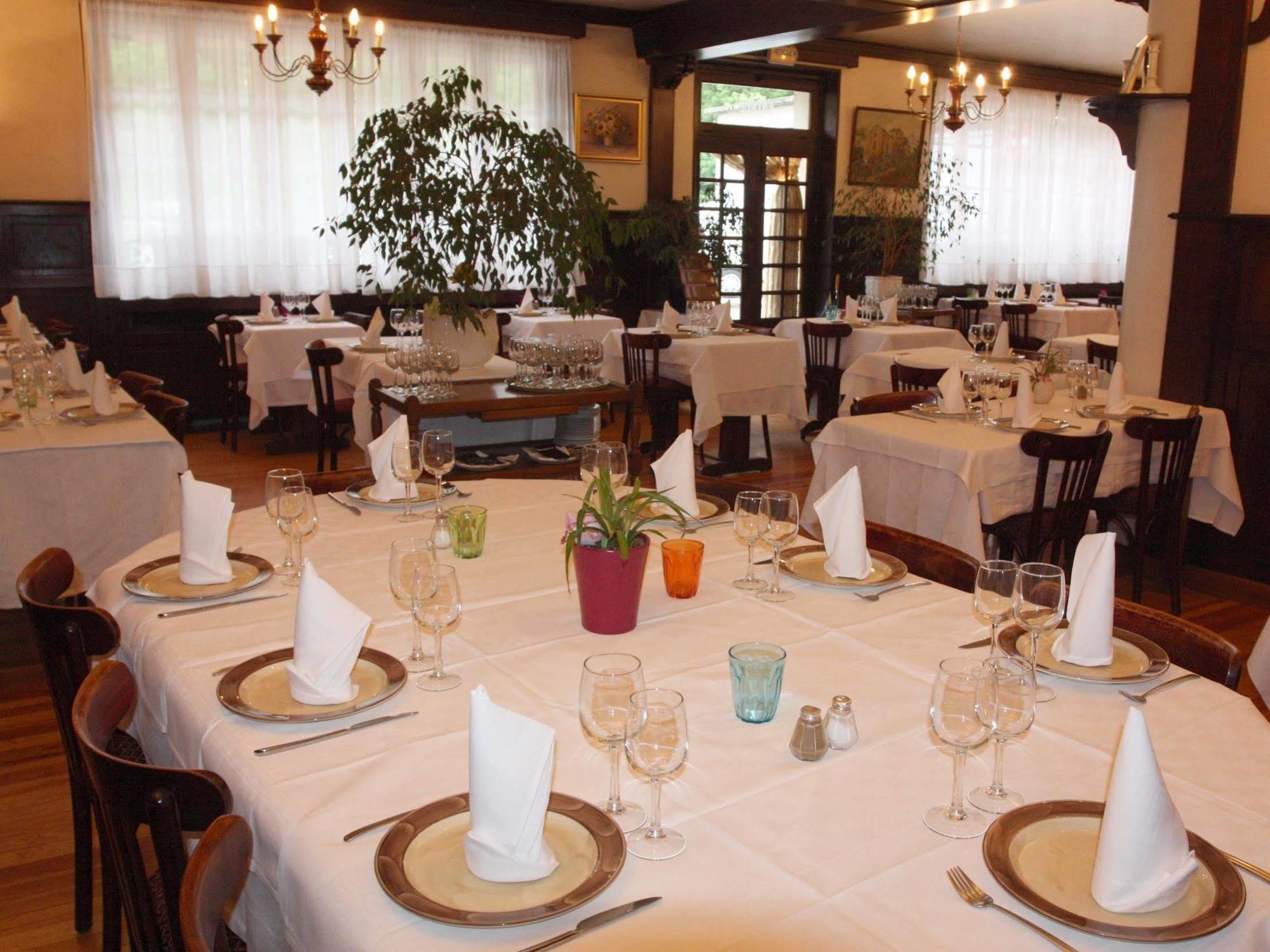 Logis Hotel Restaurant Des Voyageurs Pont-de-Salars Екстер'єр фото