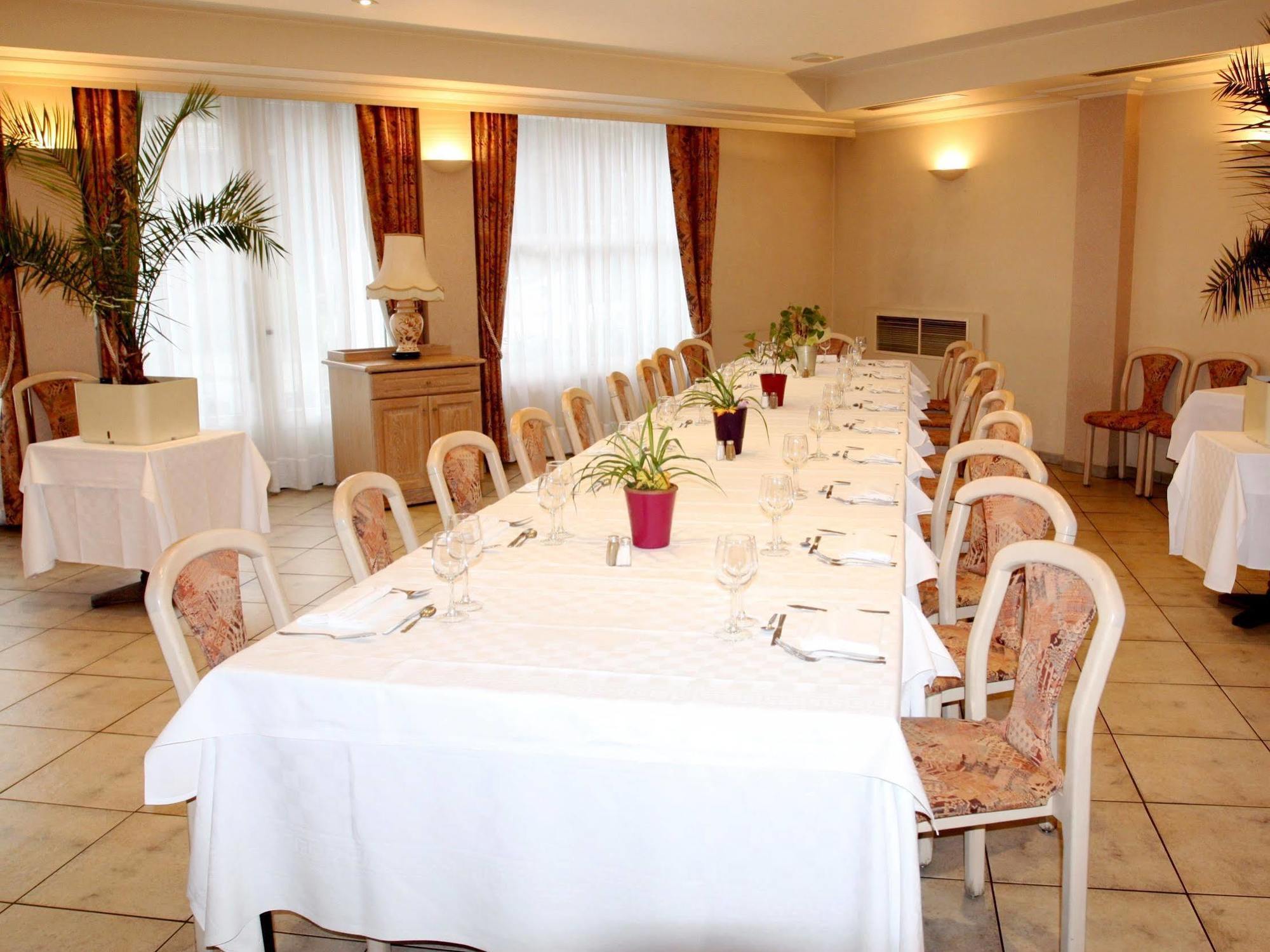 Logis Hotel Restaurant Des Voyageurs Pont-de-Salars Екстер'єр фото