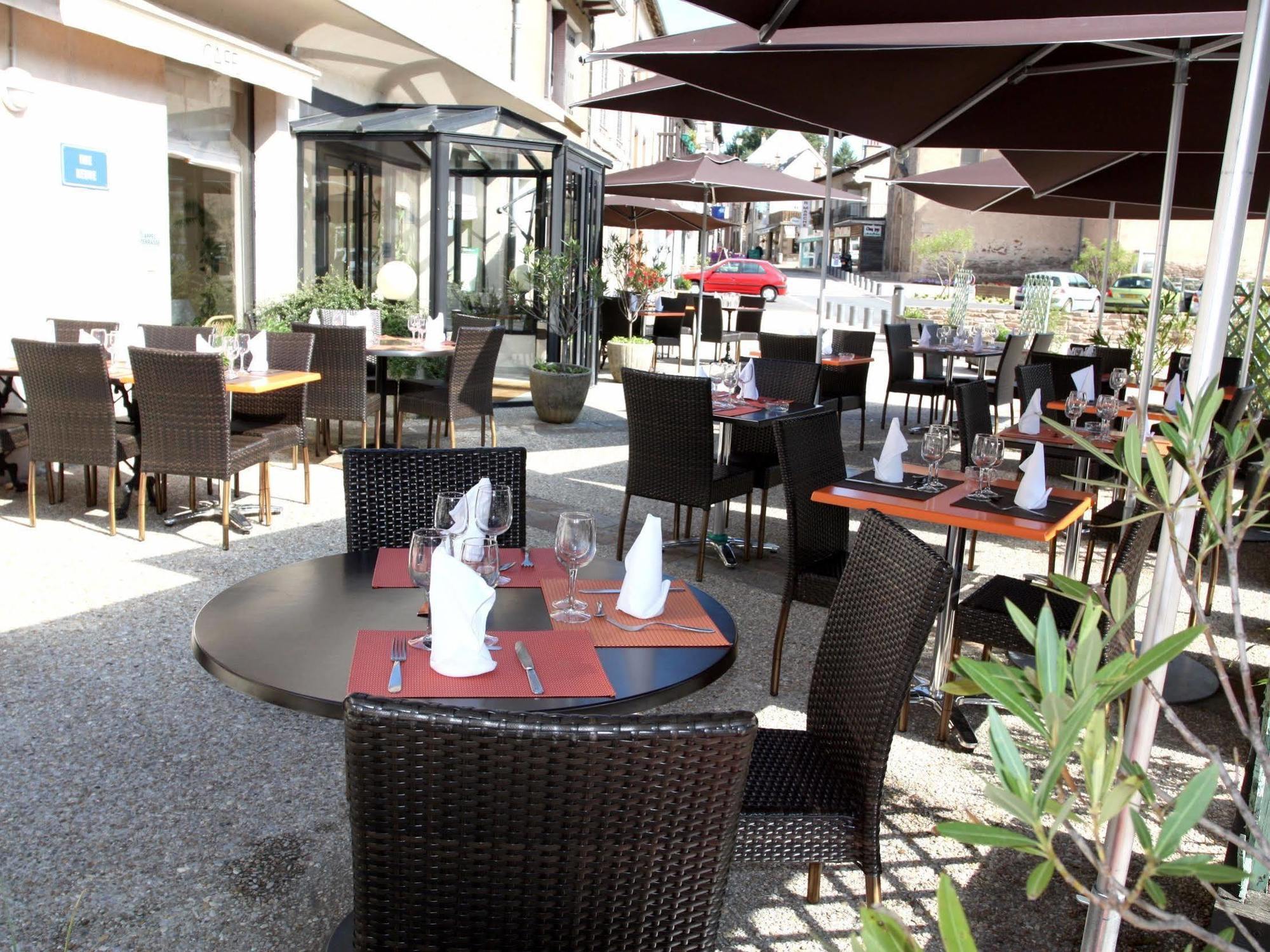 Logis Hotel Restaurant Des Voyageurs Pont-de-Salars Екстер'єр фото