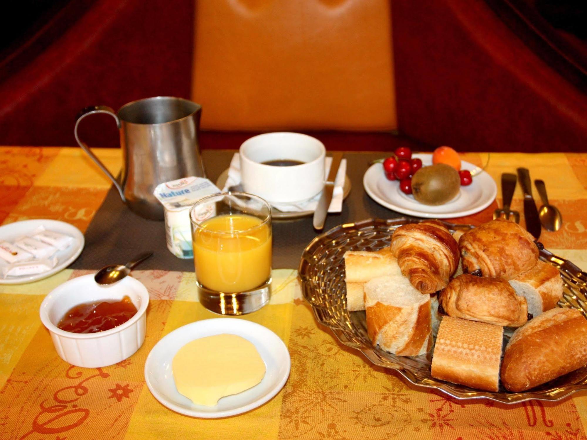 Logis Hotel Restaurant Des Voyageurs Pont-de-Salars Екстер'єр фото