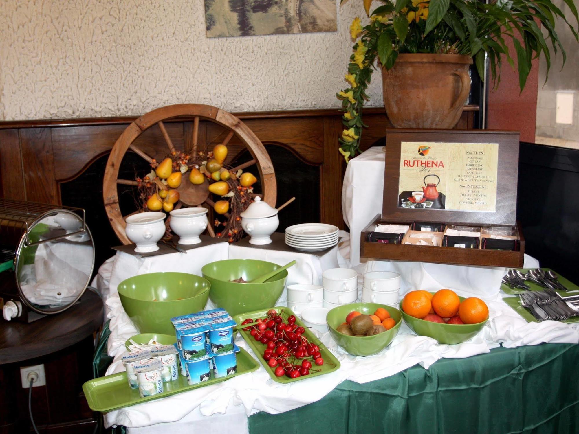 Logis Hotel Restaurant Des Voyageurs Pont-de-Salars Екстер'єр фото