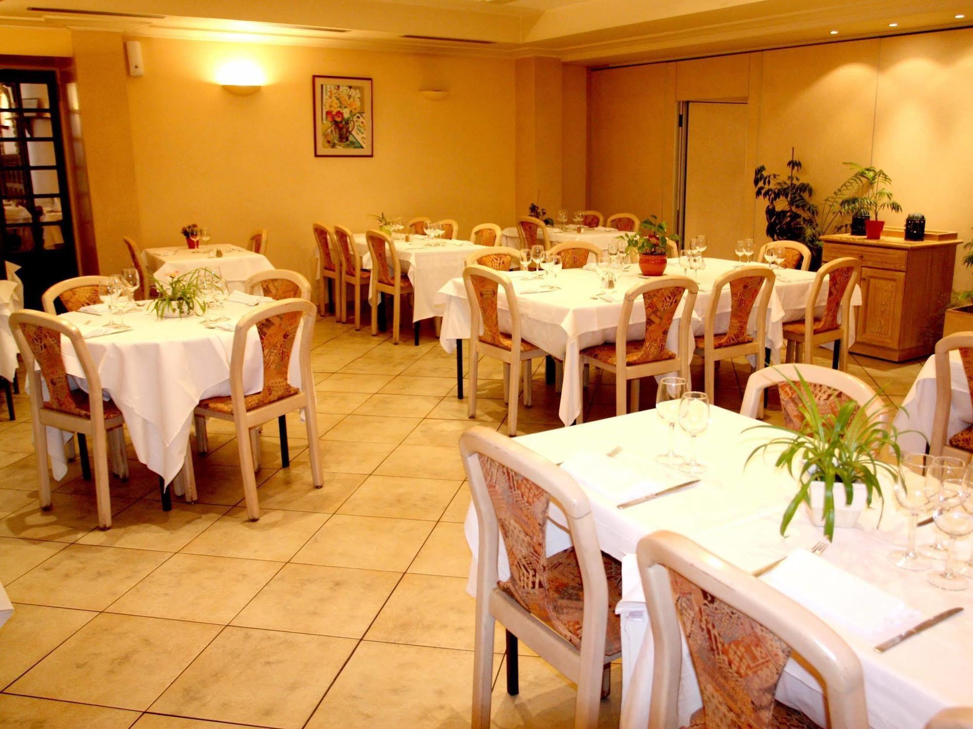Logis Hotel Restaurant Des Voyageurs Pont-de-Salars Екстер'єр фото