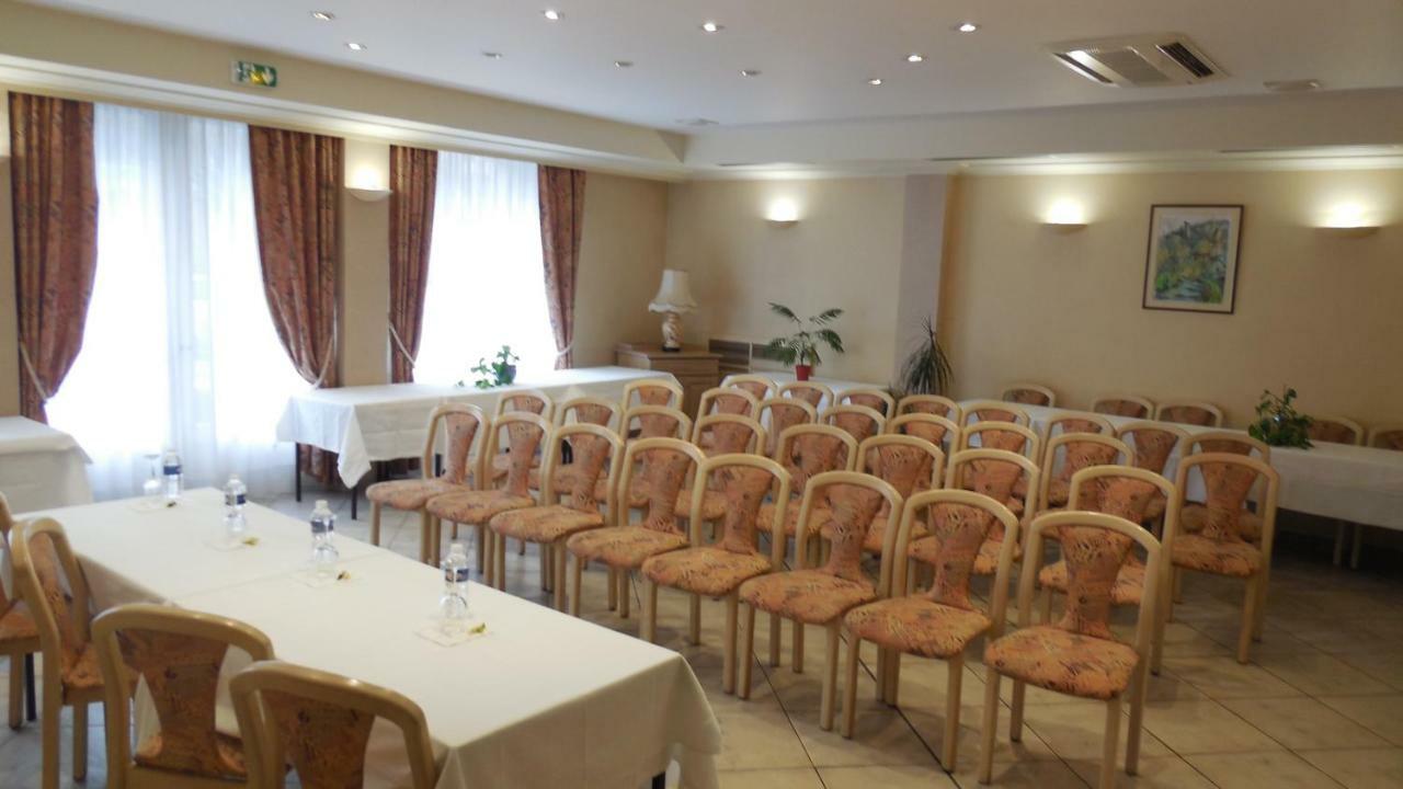 Logis Hotel Restaurant Des Voyageurs Pont-de-Salars Екстер'єр фото